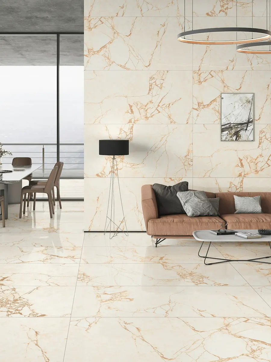 Salón con suelo porcelánico de gran formato imitación mármol