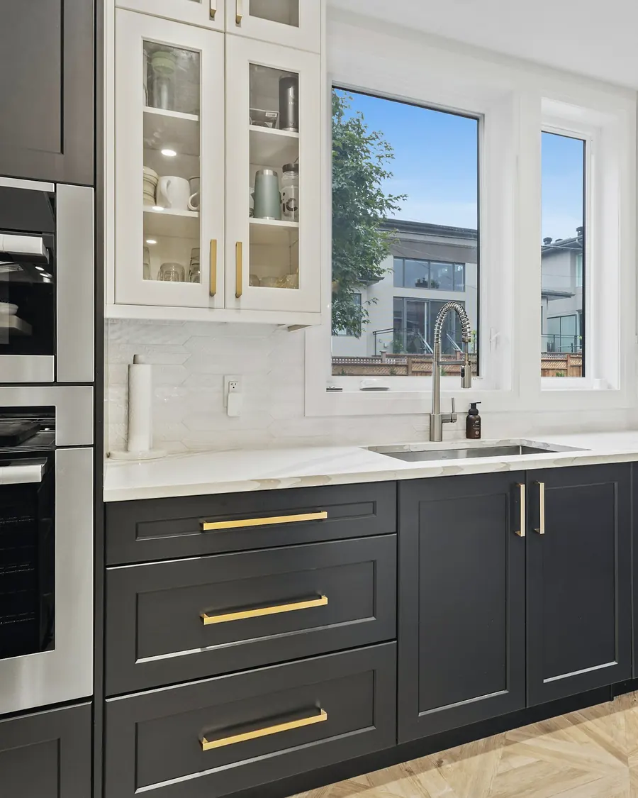 Cocina reformada con muebles oscuros